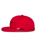 Alpinestars Thickness Snapback keps, röd, sidovy, platt skärm och strukturerad krona, vitt och svart Astars-broderi på sidan, avslappnad motorsportinspirerad huvudbonad