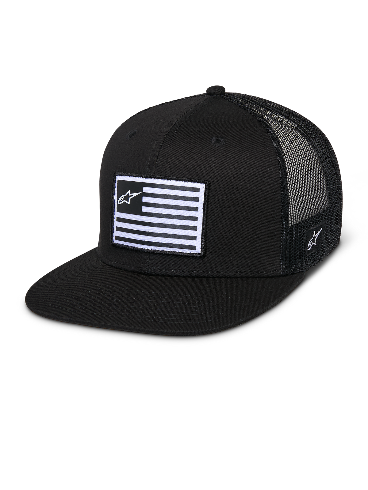 Alpinestars Flag Flat Trucker Hat, svart keps med platt skärm och strukturerad krona, ventilerande svart meshbaksida, rektangulär patch framtill med horisontella ränder och stjärnlogotyp, broderi på sidan, avslappnad motorsport-inspirerad design