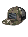 Alpinestars Flag Flat Trucker Hat, grön kamouflage och svart, truckerkeps med platt skärm och ventilerande meshbaksida, strukturerad krona med en svart logotyp-patch i flaggstil, avslappnad motorsport-huvudbonad.