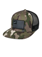 Alpinestars Flag Flat Trucker Hat, grön kamouflage och svart, truckerkeps med platt skärm och ventilerande meshbaksida, strukturerad krona med en svart logotyp-patch i flaggstil, avslappnad motorsport-huvudbonad.