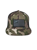 Alpinestars Flag Flat Trucker-keps, grön camo och svart, platt skärm med strukturerad krona, svart flaggmärke med Alpinestars-logotyp, baksida i mesh, avslappnad motorsportinspirerad huvudbonad