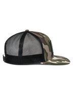 Alpinestars Flag Flat Trucker Hat, grön camo och svart, sidoprofil med platt kamouflagemönstrad skärm, strukturerad front och ventilerande svart mesh-baksida, snapback-stängning, casual motorsport-huvudbonad