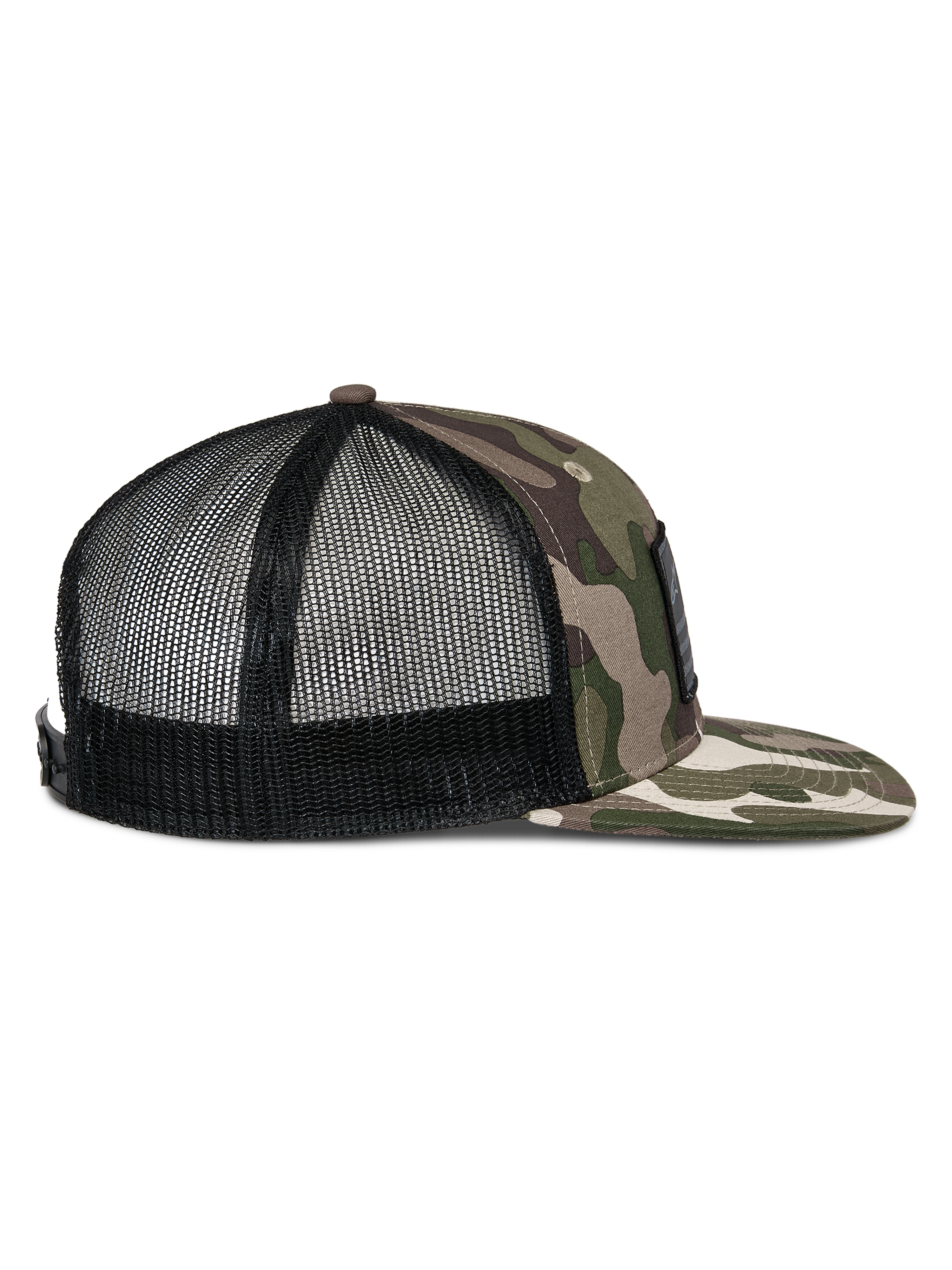 Alpinestars Flag Flat Trucker Hat, grön camo och svart, sidoprofil med platt kamouflagemönstrad skärm, strukturerad front och ventilerande svart mesh-baksida, snapback-stängning, casual motorsport-huvudbonad