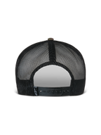 Alpinestars Flag Flat Trucker-keps, grön camo och svart, vy bakifrån med ventilerande svarta meshpaneler och en justerbar snapback-knäppning med en liten logotypetikett, avslappnad motorsportinspirerad huvudbonad