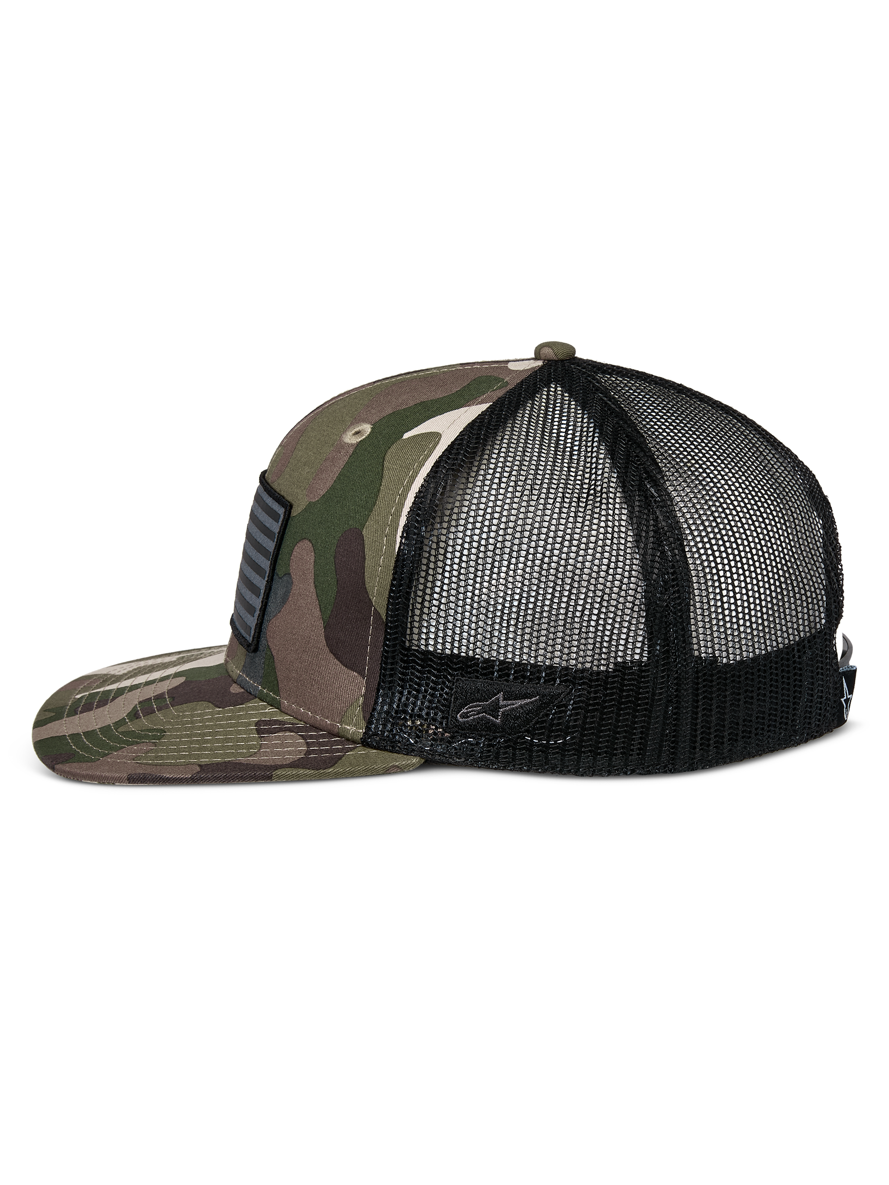 Alpinestars Flag Flat Truckerkeps, grön kamouflage och svart, platt skärm och strukturerad krona, kamouflagetwill i fronten med svart mesh-baksida, sidovy som visar flaggmärke med merrow-kant och broderad logotyp, avslappnad motorsportinspirerad streetwear