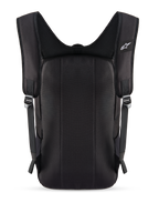 Alpinestars Defcon V3 ryggsäck, svart, baksida med vadderad ryggpanel och axelremmar i ventilerande mesh, liten vit Alpinestars-logotyp på remmen, hållbar konstruktion i 600D polyester för vardagsbruk