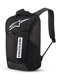 Alpinestars Defcon V3 ryggsäck, ryggsäck för vardagsbruk, svart och vit, med en stor vit Astar-logotyp och ett vertikalt Alpinestars-namnmärke, främre ficka med dragkedja, vadderade axelremmar i luftig mesh, slitstark 600D-polyester, avslappnad motorsportinspirerad design