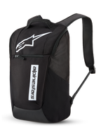 Alpinestars Defcon V3 ryggsäck, ryggsäck för vardagsbruk, svart och vit, med en stor vit Astar-logotyp och ett vertikalt Alpinestars-namnmärke, främre ficka med dragkedja, vadderade axelremmar i luftig mesh, slitstark 600D-polyester, avslappnad motorsportinspirerad design