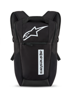 Alpinestars Defcon V3 Ryggsäck, svart och vit, liten ryggsäck för vardagsbruk med vit stjärnlogotyp och vertikal textlogotyp, främre dragkedjeficka, vadderade axelremmar, hållbart 600D-polyestermaterial