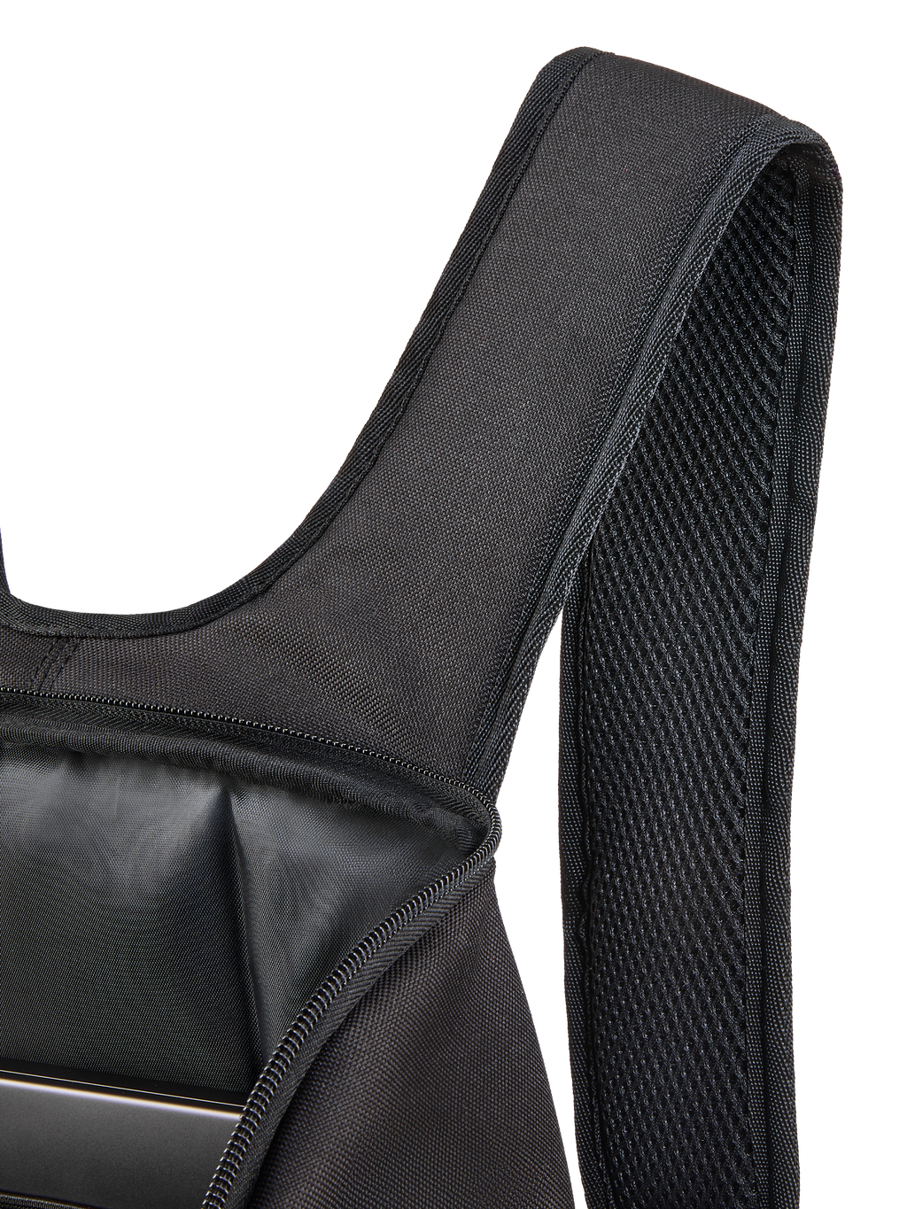 Alpinestars Defcon V3 Ryggsäck, närbild på den vadderade axelremmen i air mesh och det öppna huvudfacket, svart 600D-polyester, visar det invändiga laptopfacket och den hållbara textilkonstruktionen.