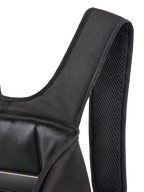 Alpinestars Defcon V3 Ryggsäck, närbild på den vadderade axelremmen i air mesh och det öppna huvudfacket, svart 600D-polyester, visar det invändiga laptopfacket och den hållbara textilkonstruktionen.