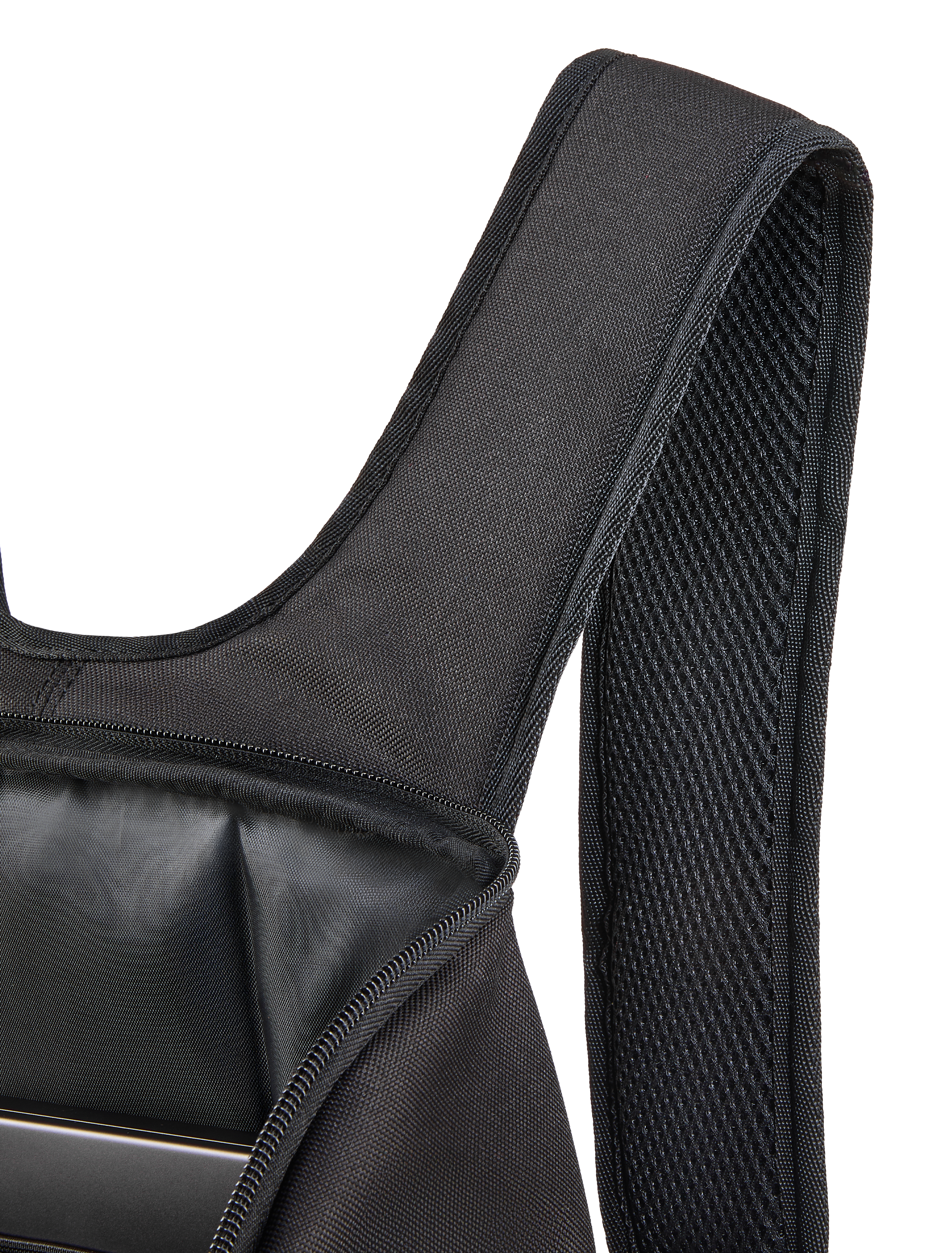 Alpinestars Defcon V3 Ryggsäck, närbild på den vadderade axelremmen i air mesh och det öppna huvudfacket, svart 600D-polyester, visar det invändiga laptopfacket och den hållbara textilkonstruktionen.