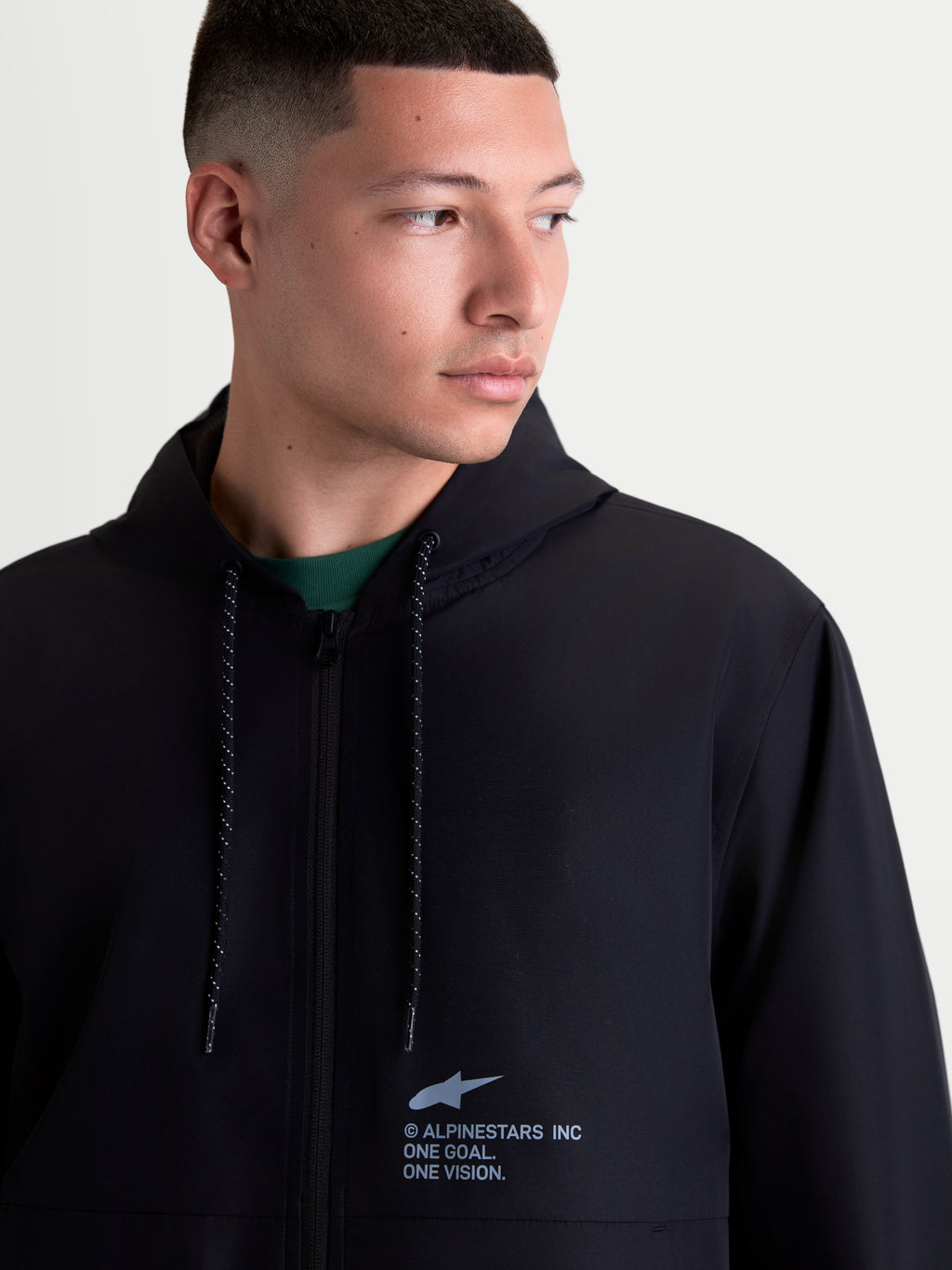 Alpinestars Speeder Resolve jacka vindstopp, lätt sportswear-jacka med huva för urban lager-på-lager, herrmodell, svart, polyester, detaljvy med bröstlogotyp och prickiga dragskor