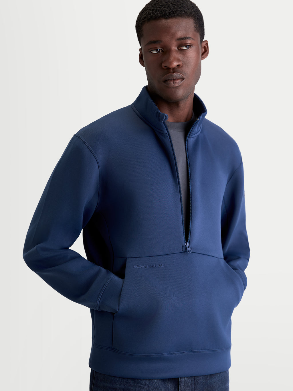 Alpinestars Apera Half-Zip sweatshirt, herrsweatshirt i stålblått, funktionell pullover med känguruficka och tonal logotyp, bekväm tri-blend fleece för vardagsbruk.
