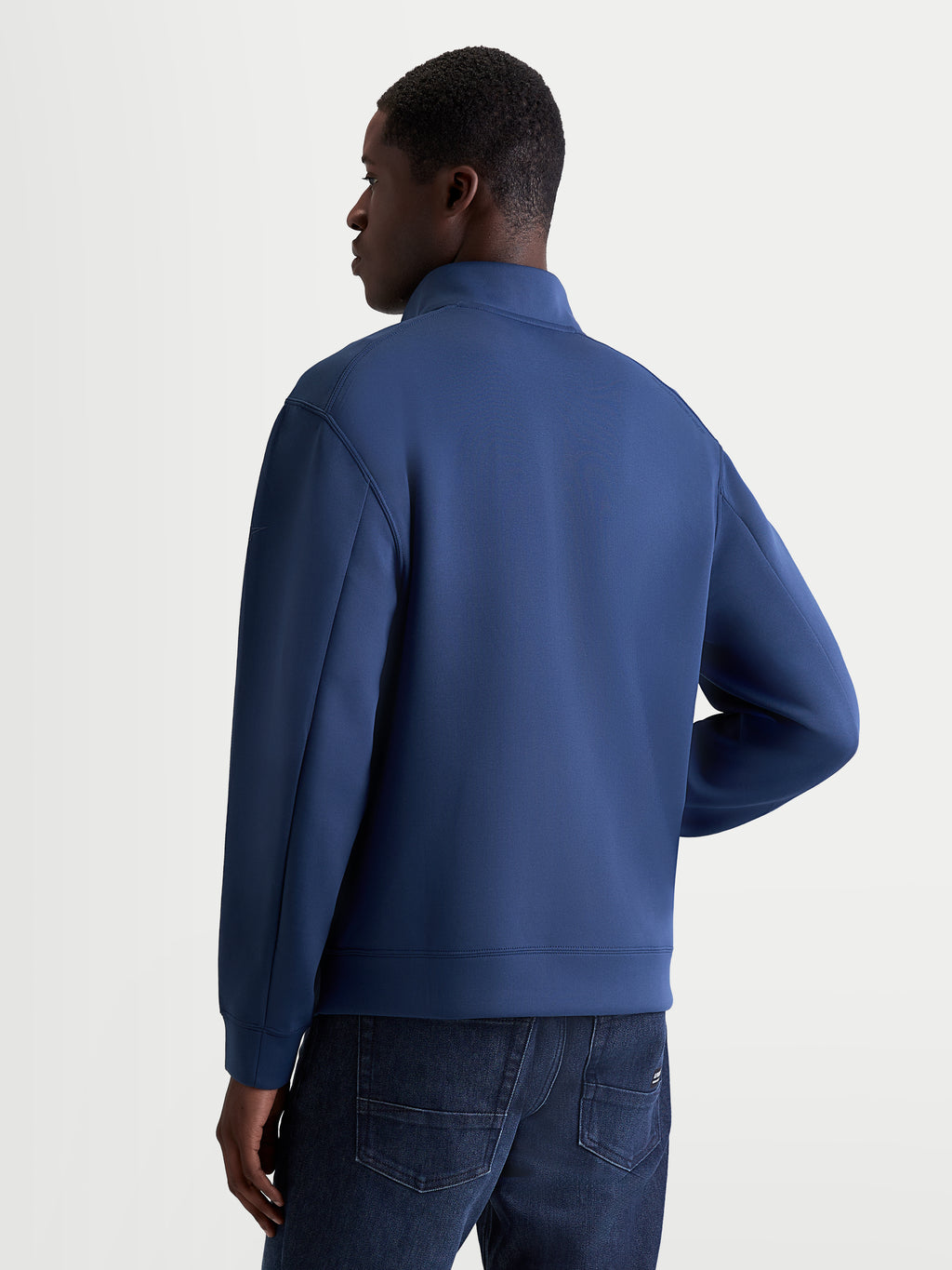 Alpinestars Apera Half-Zip sweatshirt, sporttröja för herrar, stålblå, tri-blend dubbelvävd fleece, bakifrån på modell med fokus på genomarbetade ärmsömmar och motorsportinspirerad design.