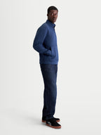 Alpinestars Apera half-zip sweatshirt på modell sedd från sidan, stålblå herrtröja i tri-blend-fleece med känguruficka, motorsportinspirerad stil för vardagsbruk