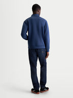 Alpinestars Apera Half-Zip sweatshirt, blå motorsportinspirerad herrtöja sedd bakifrån på modell, stilren design i tri-blend dubbelvävd fleece för vardagskomfort.