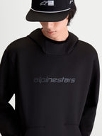 Alpinestars Datrix huvtröja, svart pullover för vardagsbruk och sportswear, tonal HD-logotyp på bröstet, meshfodrad huva och dubbelvävd tri-blend-fleece, sedd framifrån på modell.