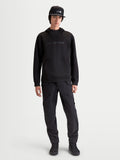 Alpinestars Datrix huvtröja, motorsportinspirerad huvtröja för herr, svart, med tonal HD-branding, meshfodrad huva och tri-blend fleece-konstruktion, avslappnad sportstil visad på modell.