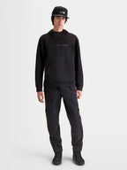 Alpinestars Datrix huvtröja, motorsportinspirerad huvtröja för herr, svart, med tonal HD-branding, meshfodrad huva och tri-blend fleece-konstruktion, avslappnad sportstil visad på modell.