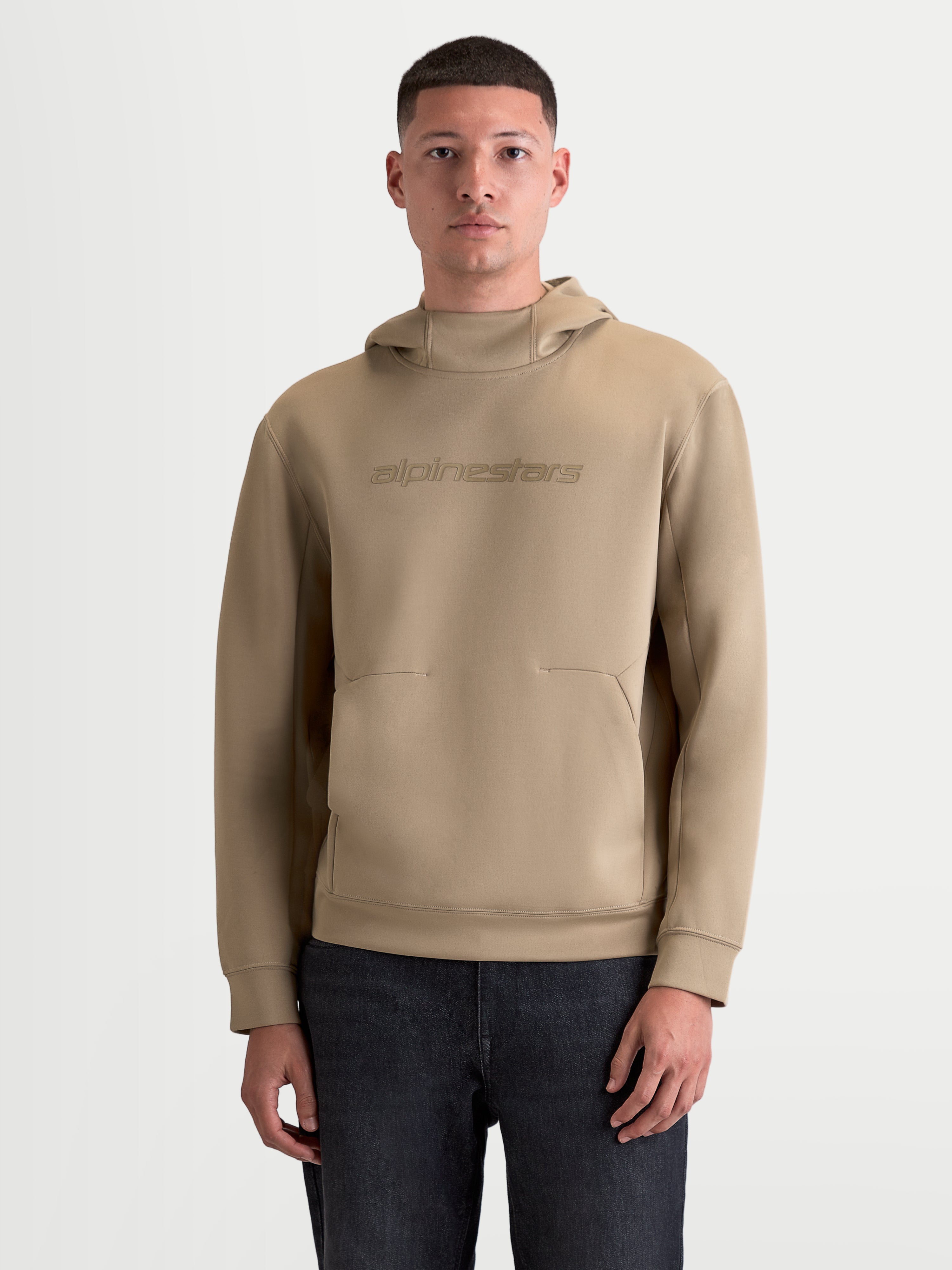 Alpinestars Datrix huvtröja, premium sportswear-pullover för herr och dam, brun, tonal branding, meshfodrad huva och tri-blend-fleece, motorsportinspirerad vardagsklädsel på modell