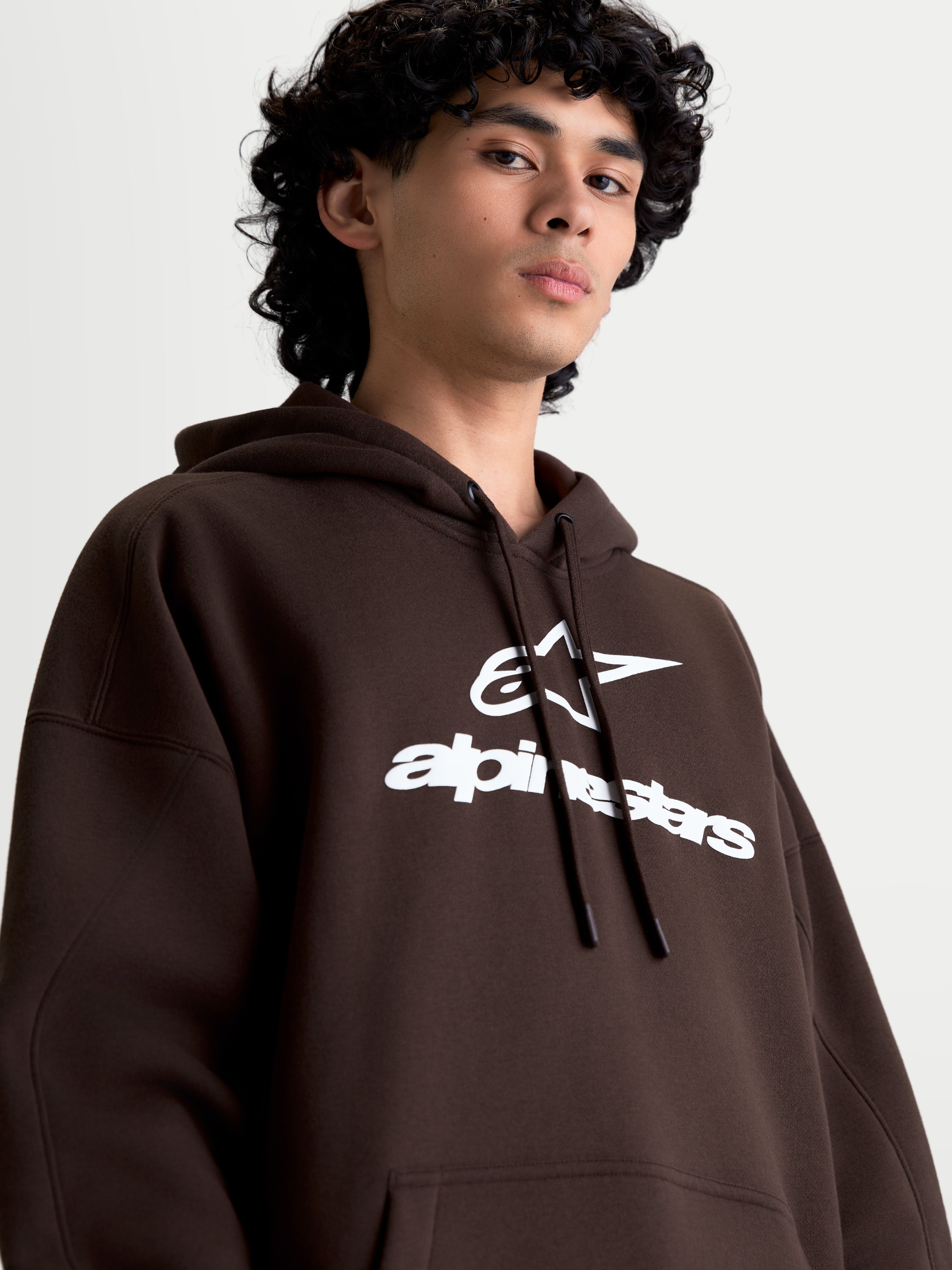 Alpinestars Prelude oversized huvtröja, brun fleecehuvtröja med vit puff-printad logotyp på bröstet, avslappnad passform, huva med dragsko och känguruficka, sportswear för herr och dam