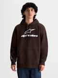 Alpinestars Prelude Oversized huvtröja på modell, brun huvtröja för herrar med vit puff-printad logotyp, avslappnad passform, känguruficka och huva med dragsko, mjuk bomullsfleece.
