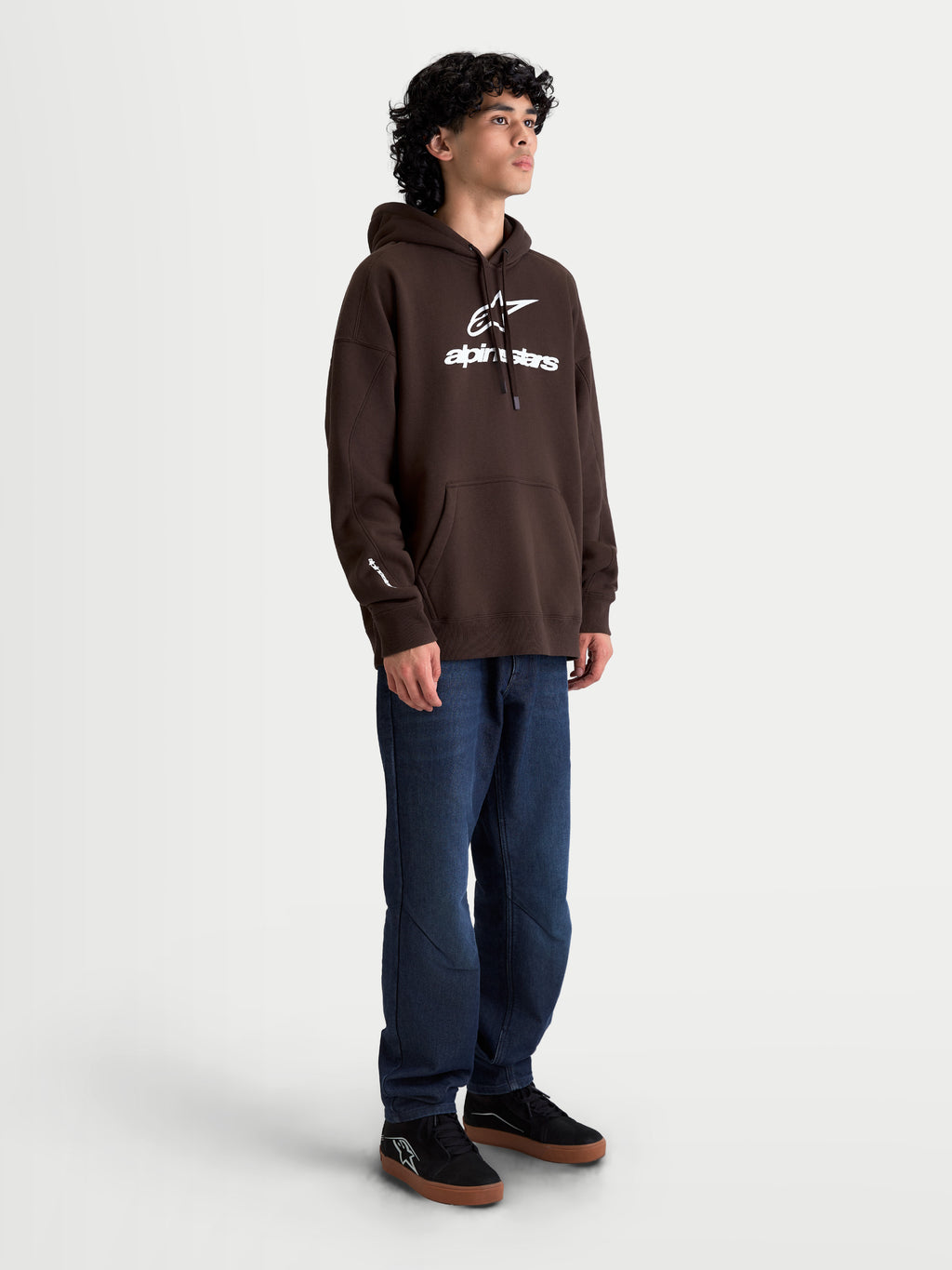Alpinestars Prelude Oversized huvtröja, brun och vit fleecehuvtröja i herrmodell, avslappnad passform med puff-printade logotyper på bröst och ärm, känguruficka och huva med dragsko, bomullsrik konstruktion för sportswear och vardagsbruk.