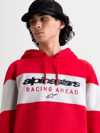 Alpinestars Cubic huvtröja, sportswear huvtröja i fleece, unisex, röd och vit, färgblockerad design med tydlig Alpinestars-logotyp och 'RACING AHEAD' grafik framtill, mjuk konstruktion i bomull och återvunnen polyester, visad på modell.