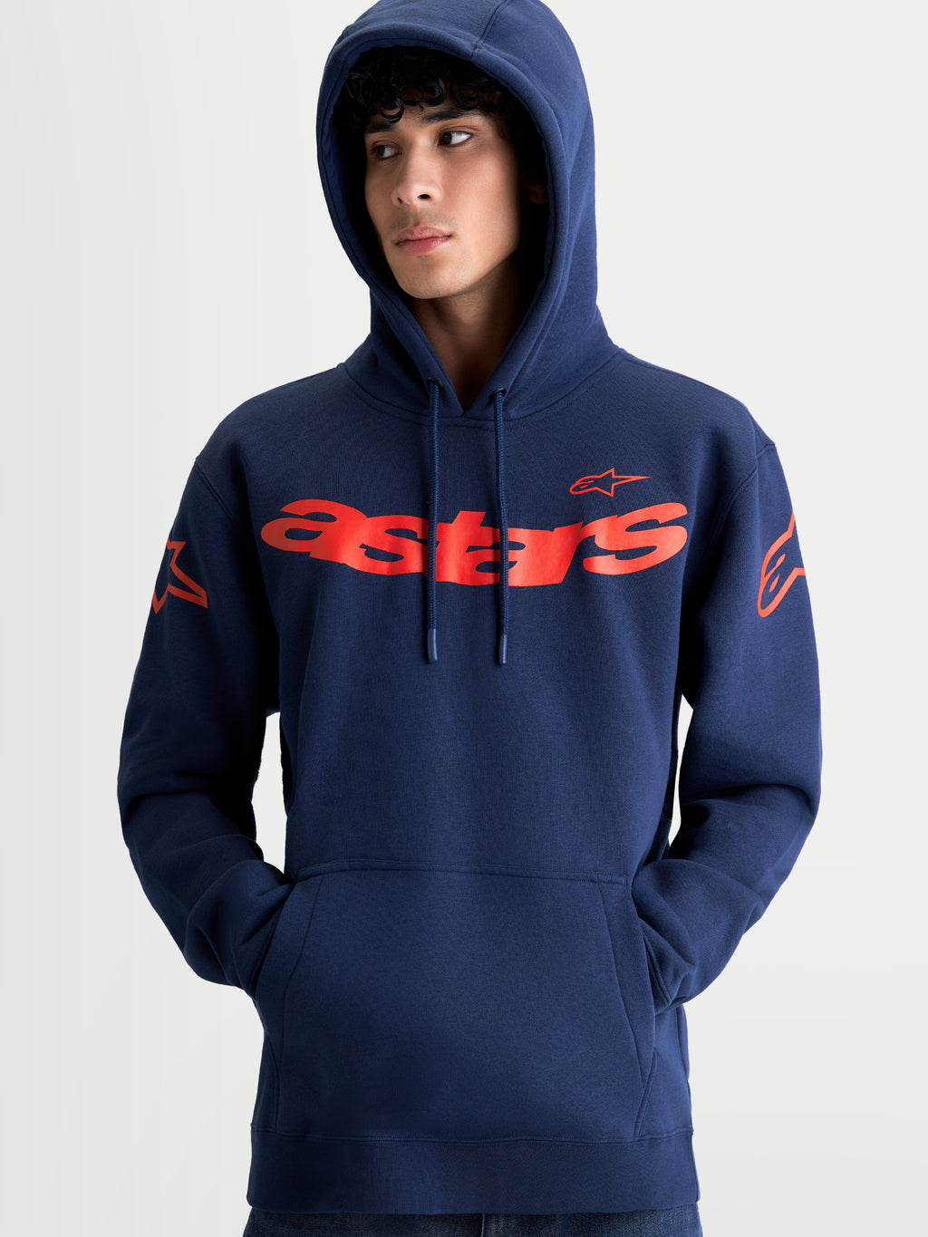 Alpinestars Velocifier huvtröja, marinblå och röd fleecehuvtröja i unisex-modell, stor röd Astars-grafik på bröstet och logotyper på axlarna, huva med dragsko och känguruficka, bekväm motorsport-streetwear.