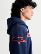 Alpinestars Velocifier huvtröja, marinblå och röd herrhuvtröja i fleece för motorsportentusiaster, sidoprofil som visar den röda Astars-logotypen på axeln, bekväm pullover-modell.