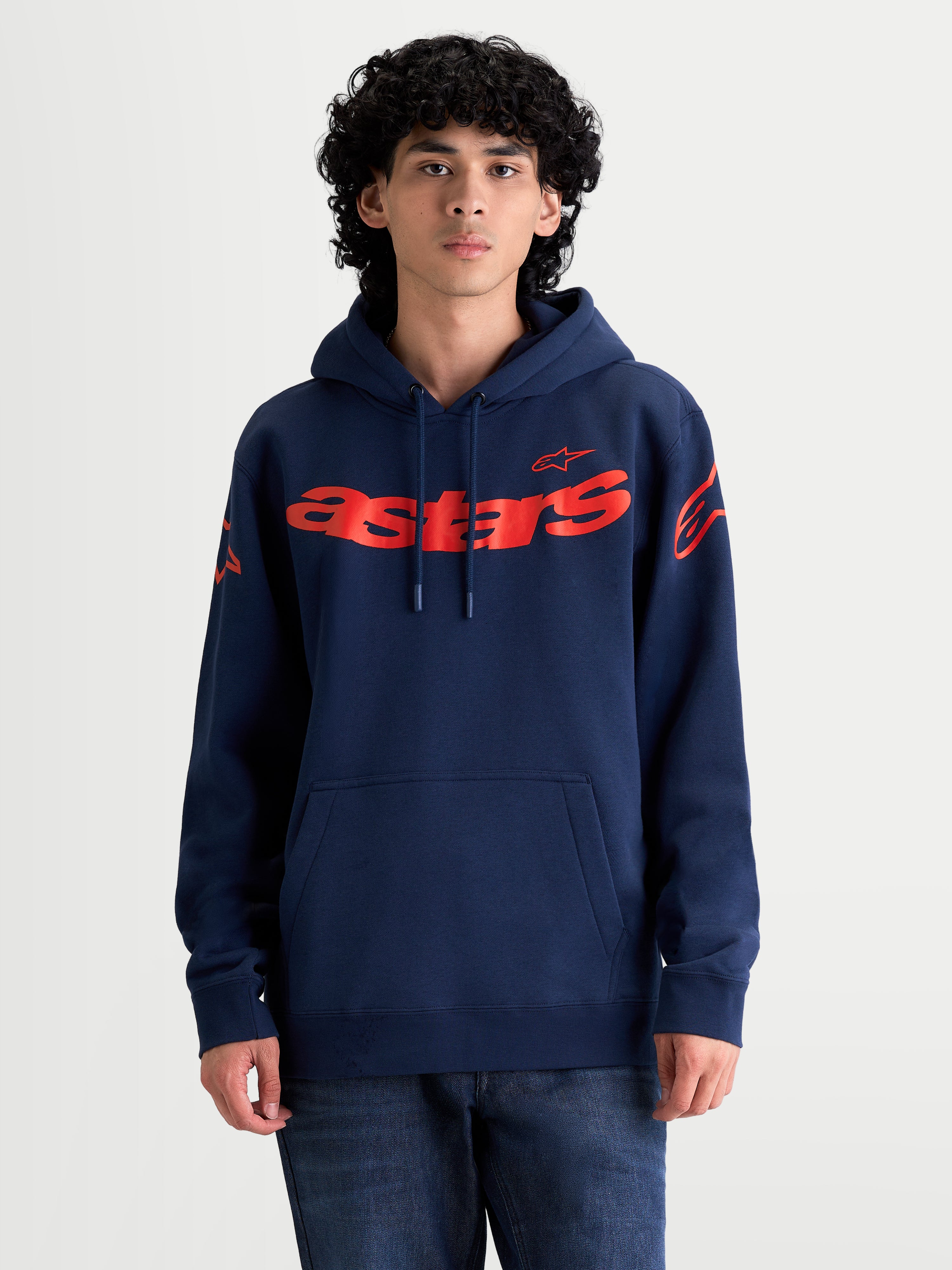 Alpinestars Velocifier huvtröja, sportig huvtröja i marinblått och rött, mjuk bomullsblandning med känguruficka och huva med dragsko, framträdande astars-logotyp på bröstet och logotyper på axlarna, bekväm motorsport-lifestyle.