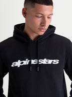 Alpinestars Race Wordmark huvtröja, svart och vit, buren av en modell, sportig pulloverfleece med tydlig vit logotyp på bröstet, självfodrad huva och dragsko med doppade ändar, bomull och återvunnen polyester.