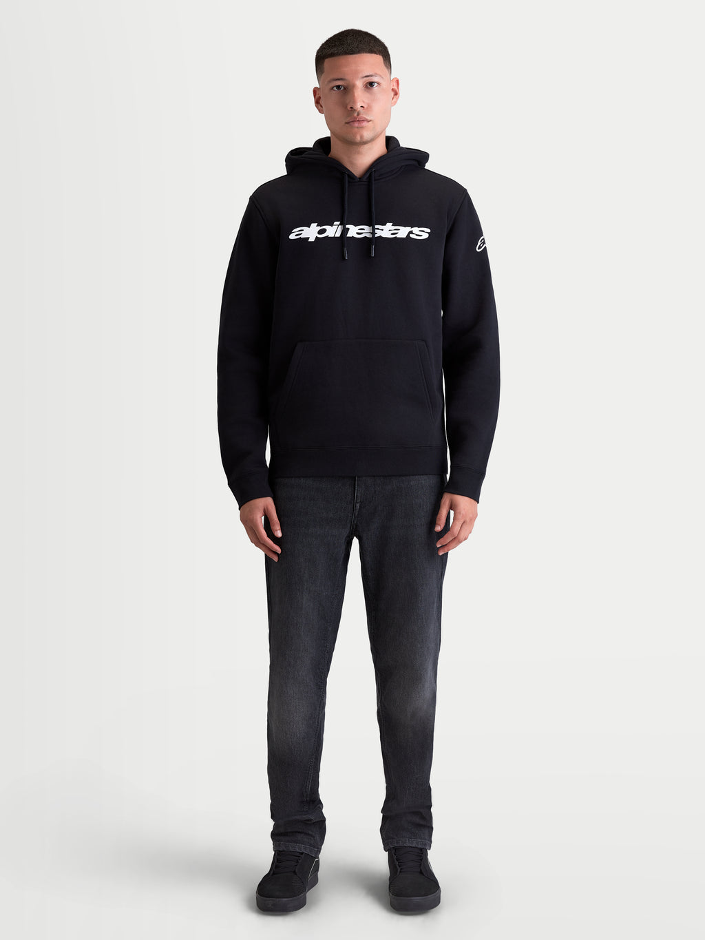 Alpinestars Race Wordmark huvtröja, sportig unisex-huvtröja i fleece, svart och vit, teknisk bomulls- och återvunnen polyesterblandning, med Race Linear-logotyp på bröstet och Ageless-grafik på ärmen, bekväm motorsport-streetwear.