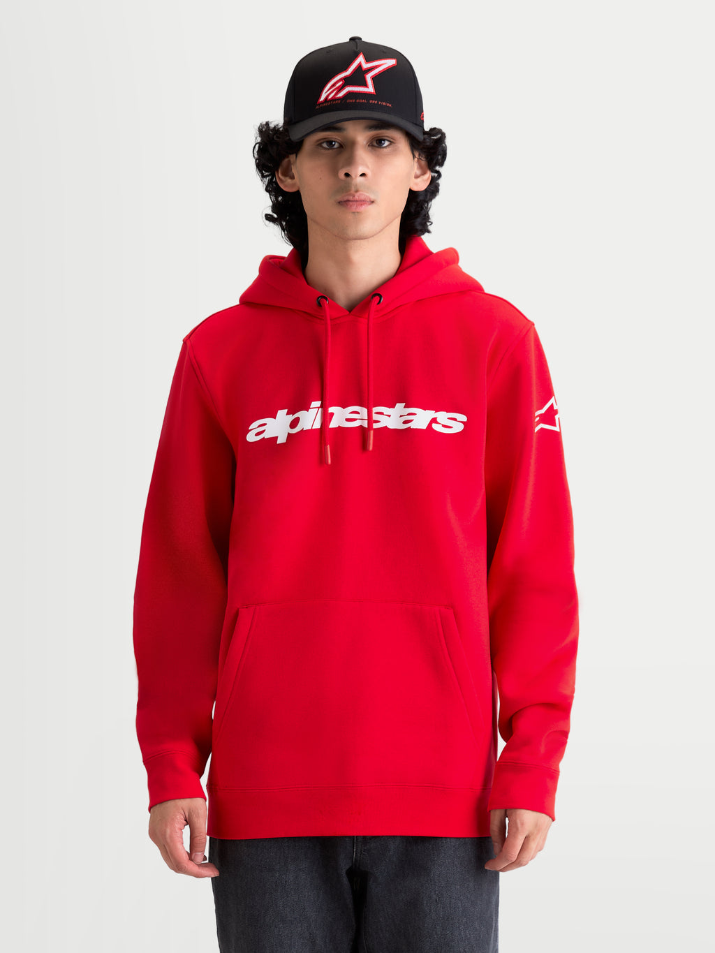 Alpinestars Race Wordmark huvtröja, röd och vit sportig pullover-fleecehuvtröja för herrar, vit Race Linear-logotyp på bröstet och Ageless-logotyp på ärmen, premium bomull och återvunnen polyester, motorsport-inspirerad streetwear på modell