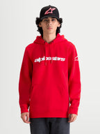 Alpinestars Race Wordmark huvtröja, röd och vit sportig pullover-fleecehuvtröja för herrar, vit Race Linear-logotyp på bröstet och Ageless-logotyp på ärmen, premium bomull och återvunnen polyester, motorsport-inspirerad streetwear på modell
