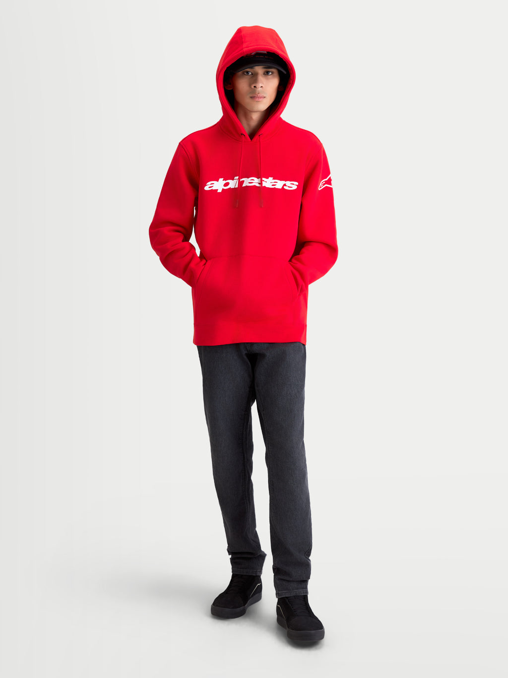 Alpinestars Race Wordmark huvtröja, röd och vit huvtröja för herrar, motorsport-inspirerad fritidströja i mjuk fleece. Innehåller tydlig linjär Alpinestars-ordlogotyp på bröstet och Ageless-logotyp på ärmen, självfodrad huva med dragsko, känguruficka, bekväm sporttröja.