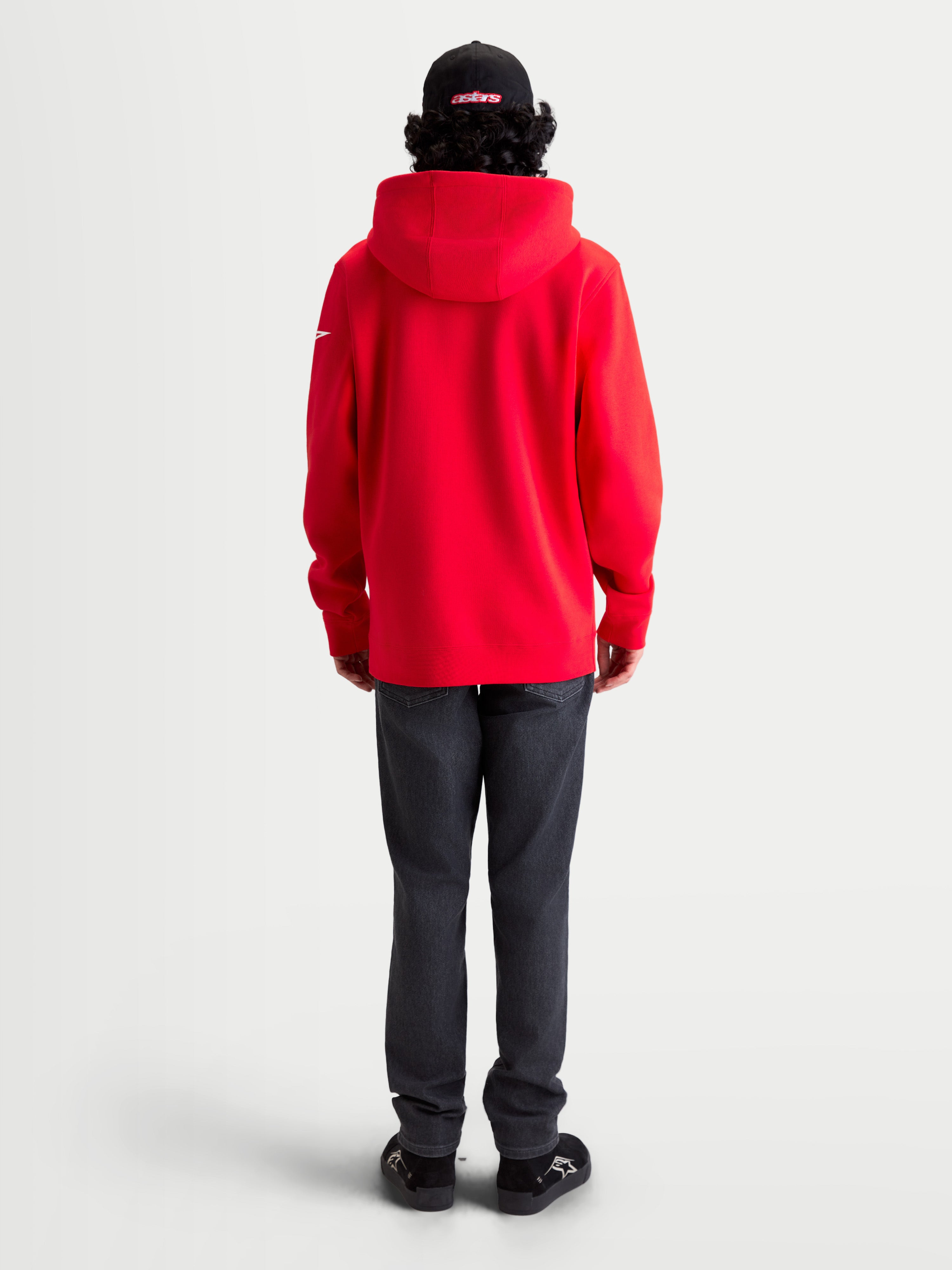 Alpinestars Race Wordmark huvtröja, röd huvtröja i fleece med vita detaljer, ryggvy på modell med självfodrad huva och Ageless-logotyp på ärmen, avslappnad motorsport-streetwear