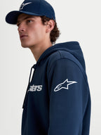 Alpinestars Race Wordmark huvtröja, sportig huvtröja i fleece för herrar, mörkblå och vit, med Ageless-logotyp på ärmen och Race Wordmark på bröstet, livsstilsbild på modell.