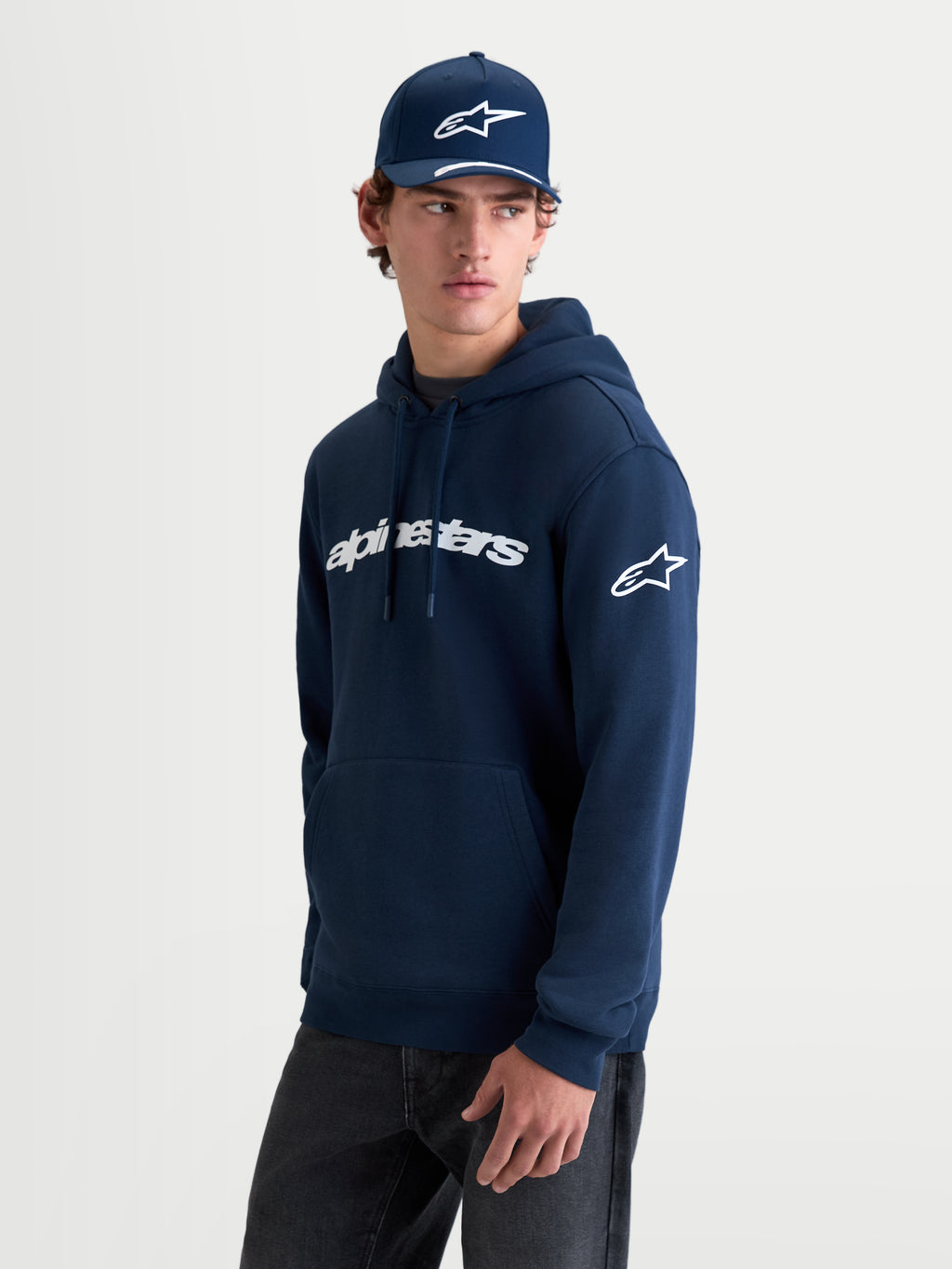 Alpinestars Race Wordmark huvtröja, marinblå huvtröja för herrar, vit Alpinestars-logotyp på bröstet och Ageless-logotyp på ärmen, mjuk fleece i bomull och återvunnen polyester, avslappnad motorsportstil.