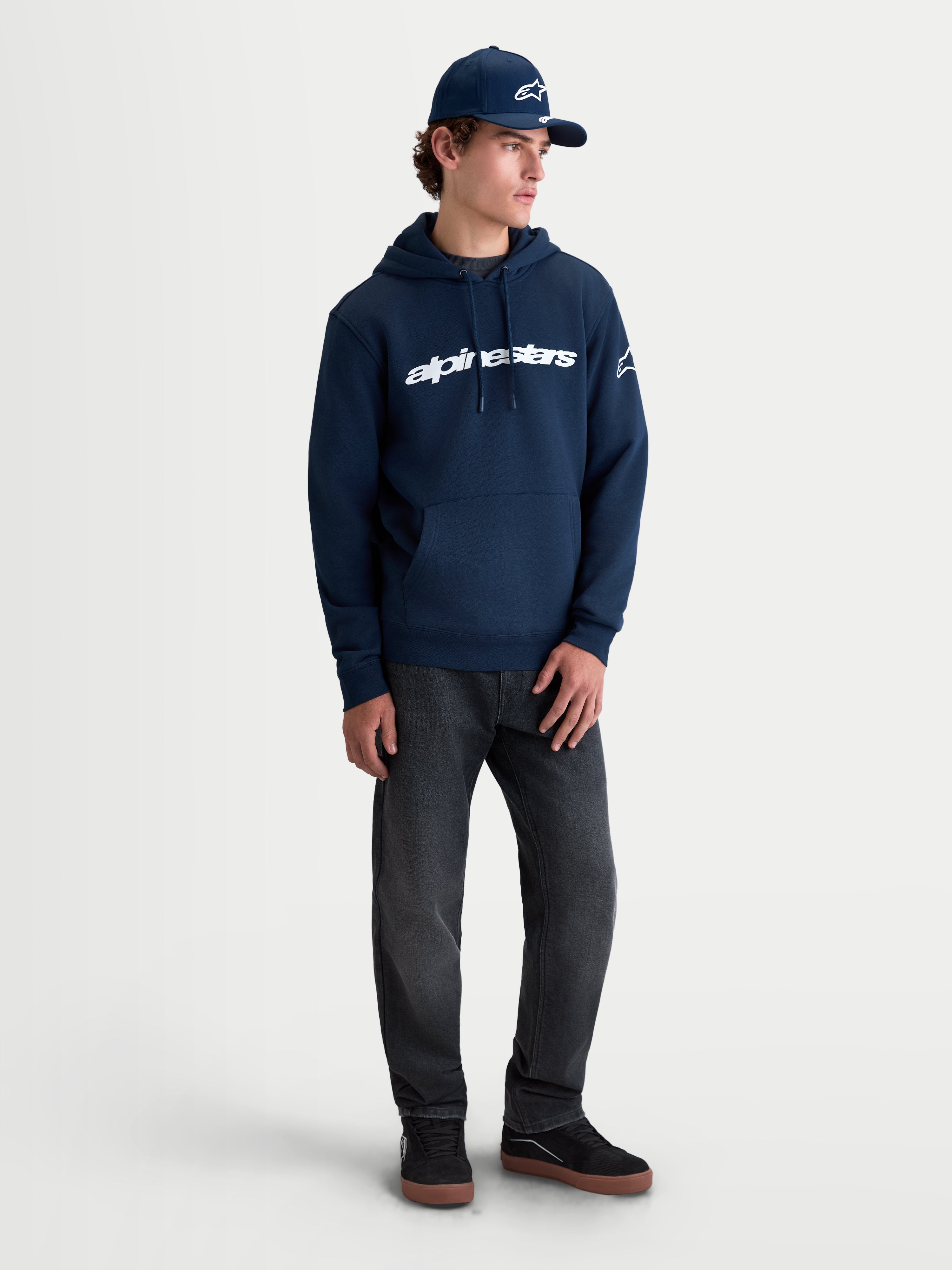 Alpinestars Race Wordmark huvtröja, mörkblå huvtröja i fleece med vit logotyp fram och på ärmen, sportig pullover för herr, bekväm motorsportlivsstil med huva och dragsko.