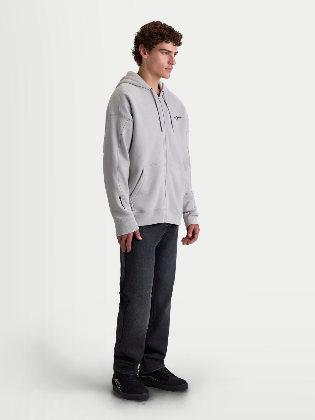 Alpinestars Entity Oversized Huvtröja, huvtröja med dragkedja för herrar, cementgrå, tillverkad i mjuk fleece med oversized passform, Vislon-dragkedja, känguruficka och broderade logodetaljer på bröst och ärm.