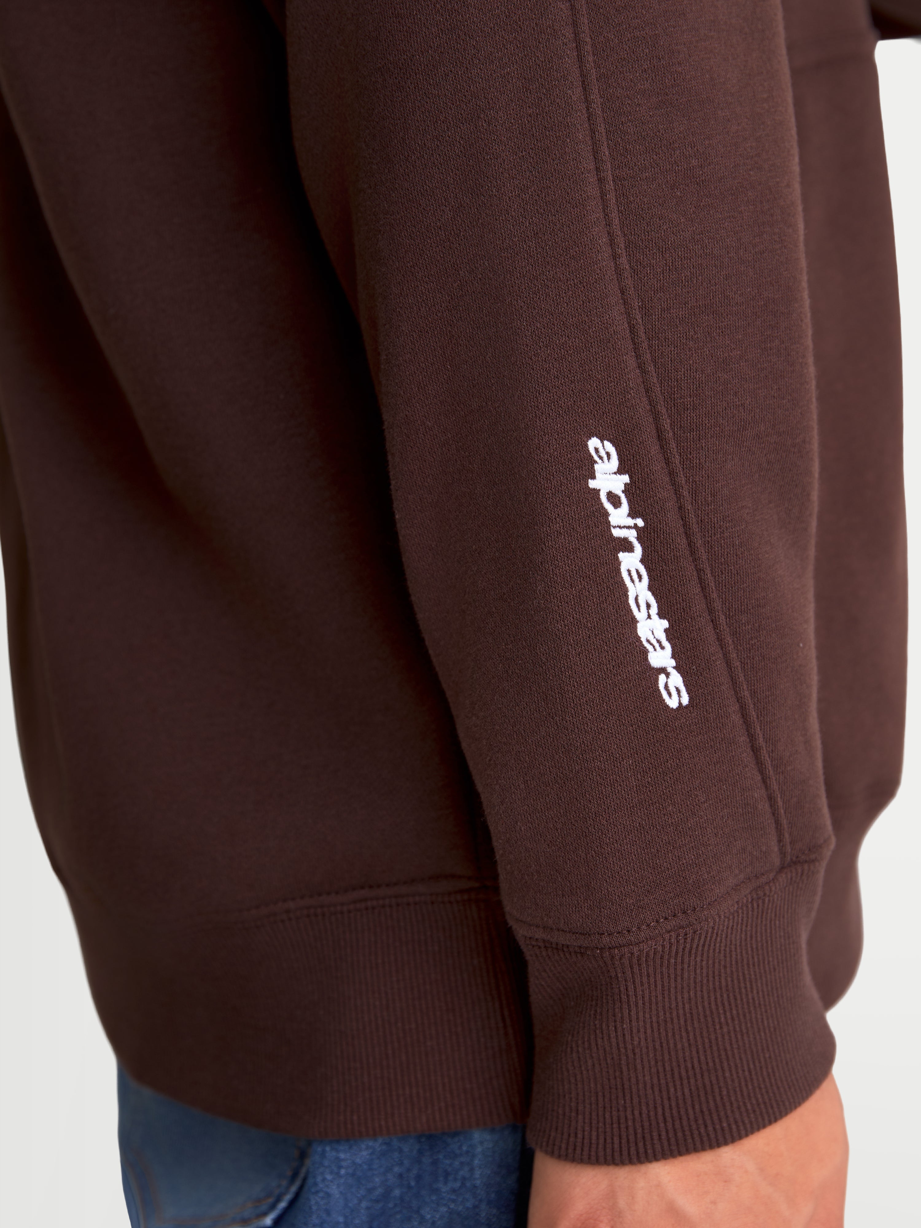 Alpinestars Entity Oversized huvtröja, brun huvtröja med dragkedja, vit broderad logotyp på ärmen, ribbad mudd, premium fleece i bomullsblandning, avslappnad motorsportstil