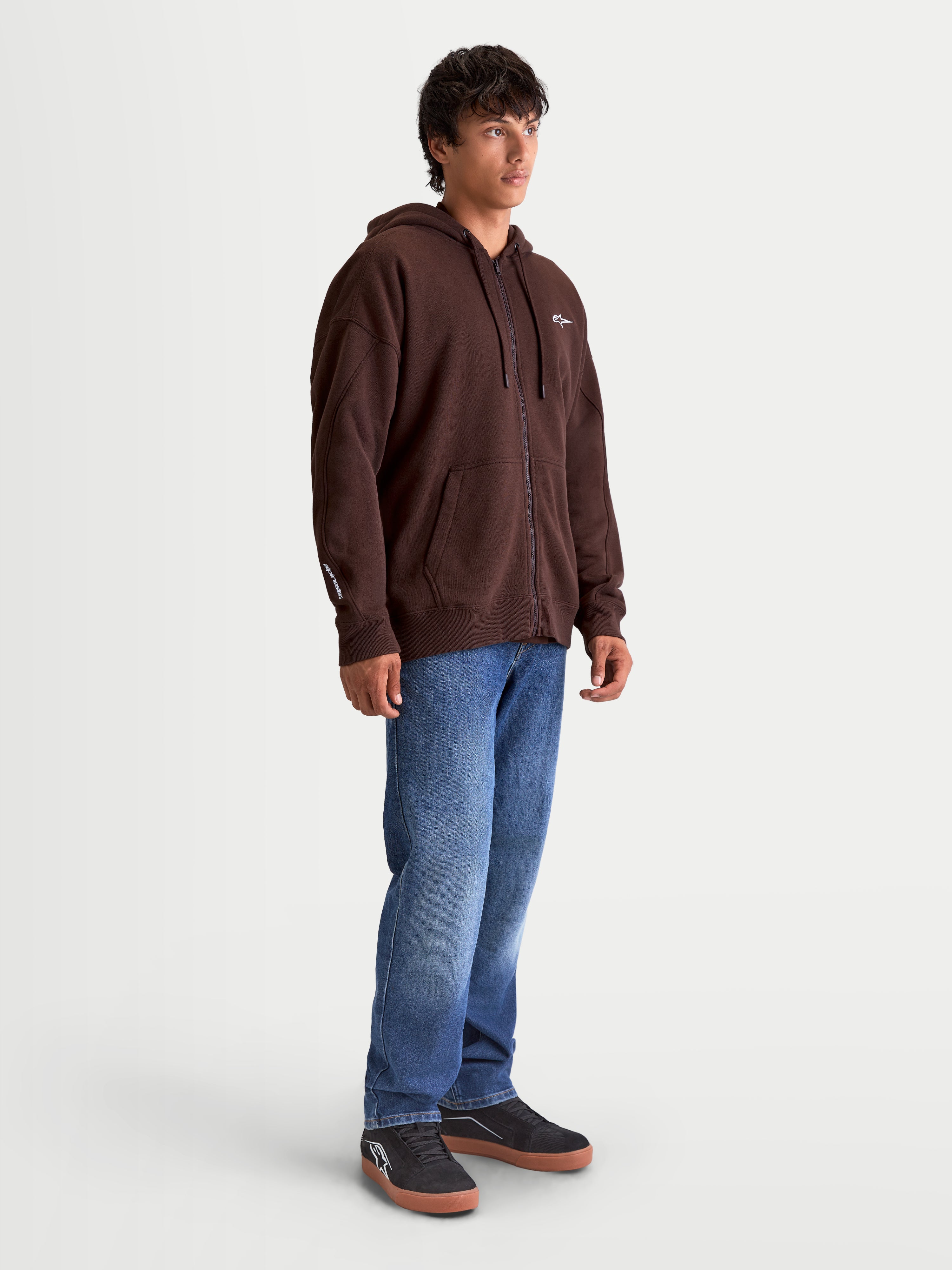 Alpinestars Entity Oversized huvtröja, brun huvtröja med dragkedja för herr, Vislon-dragkedja fram, känguruficka, broderade logodetaljer på bröst och ärm, oversized passform i bomullsfleece, vardaglig motorsportstil.