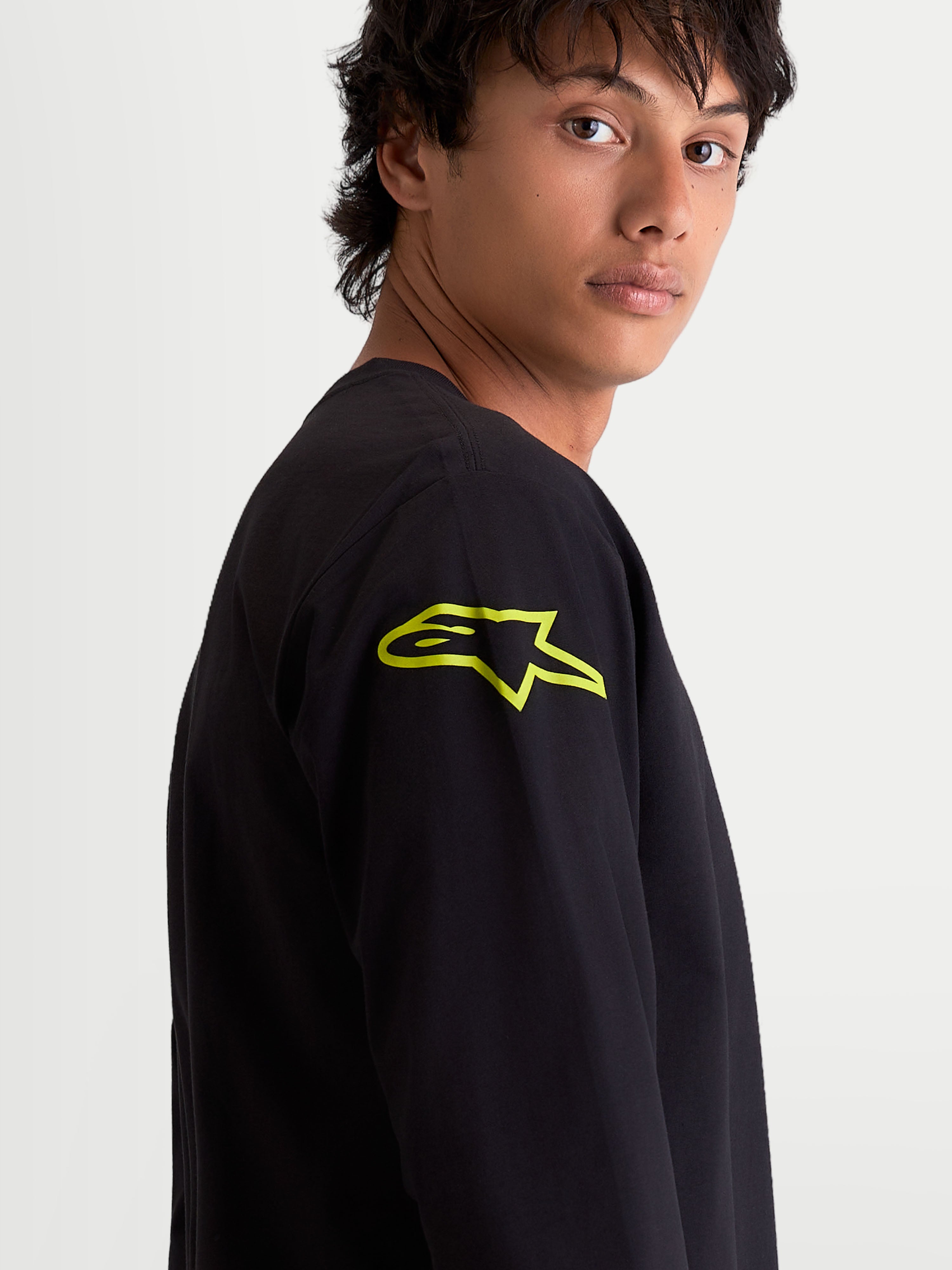 Alpinestars Velocifier CSF långärmad t-shirt, motorsportinspirerad sportswear för herrar, svart med gul Astars-logotyp på axeln, närbild