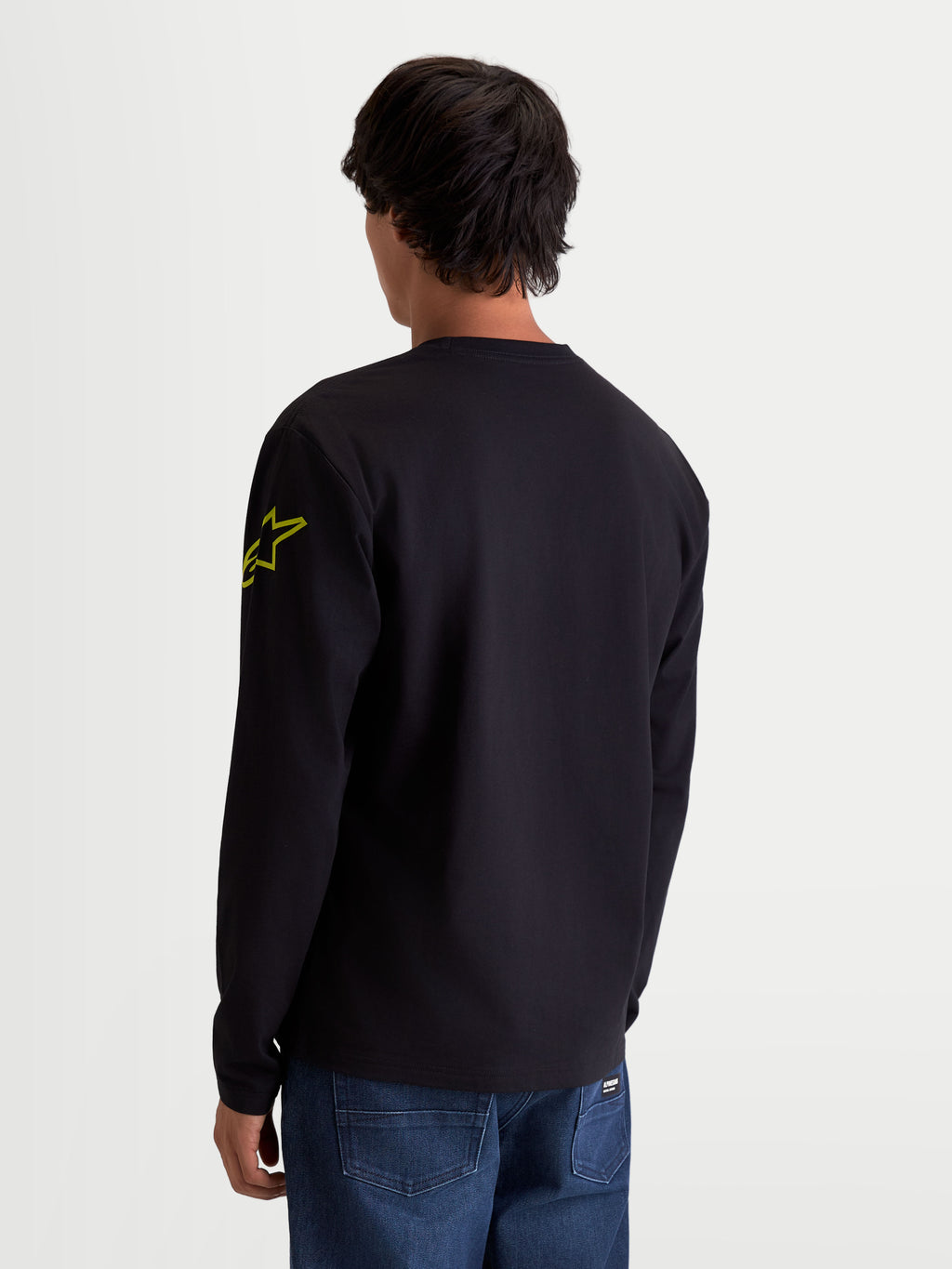 Alpinestars Velocifier CSF T-shirt, långärmad t-shirt för vardagsbruk, svart och gul, ryggvy på modell som visar en gul Astars-logotyp på ärmen och ribbade muddar, bekväm sportswear.
