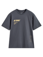 Alpinestars Chalk Oversized CSF t-shirt, mörkgrå kortärmad t-shirt med Astars-logotyp och vertikal grafik på sidan.