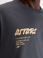 Alpinestars Chalk Oversized CSF T-shirt, mörkgrå kortärmad sportswear-T-shirt, närbild på beige Astars-ordmärke och One Goal One Vision-branding på bröstet, avslappnad motorsportinspirerad stil