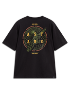 Alpinestars Latitude Oversized CSF t-shirt, svart kortärmad tröja med baksidesgrafik med grön glob och gul ASTARS-logotyp.