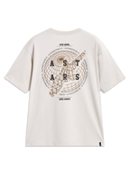 Alpinestars Latitude Oversized CSF t-shirt, kortärmad i cementbeige, ryggvy med globgrafik och Astars-logotyp, avslappnad stil.